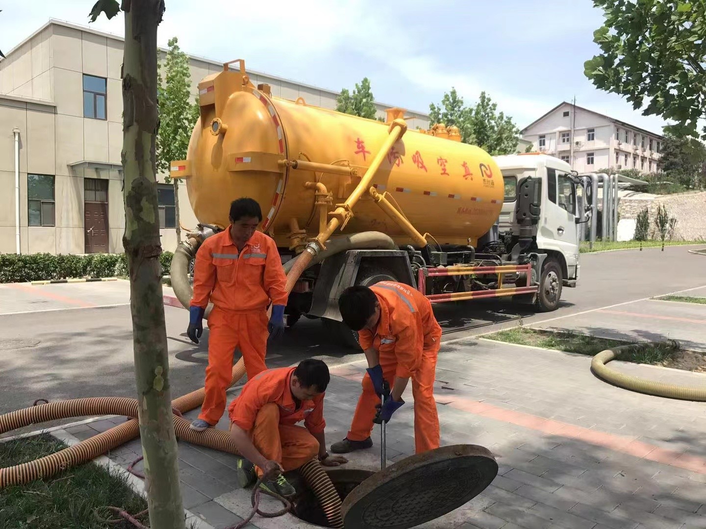 武宁管道疏通车停在窨井附近