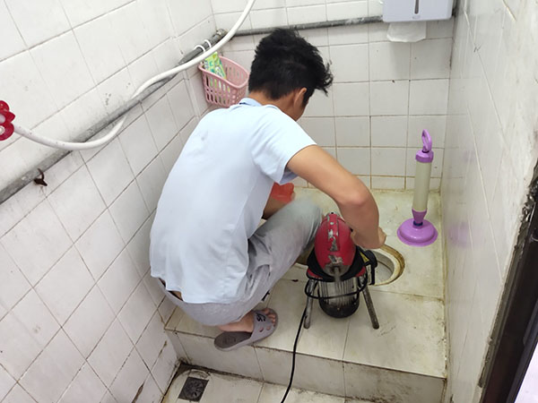 武宁管道堵塞冒臭气 专业师傅现场解决问题