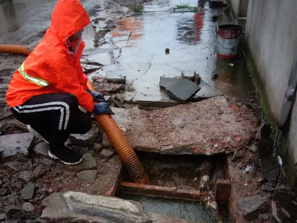 武宁专业清理污水池 炜誉市政以规范流程守护城市 “肠道”